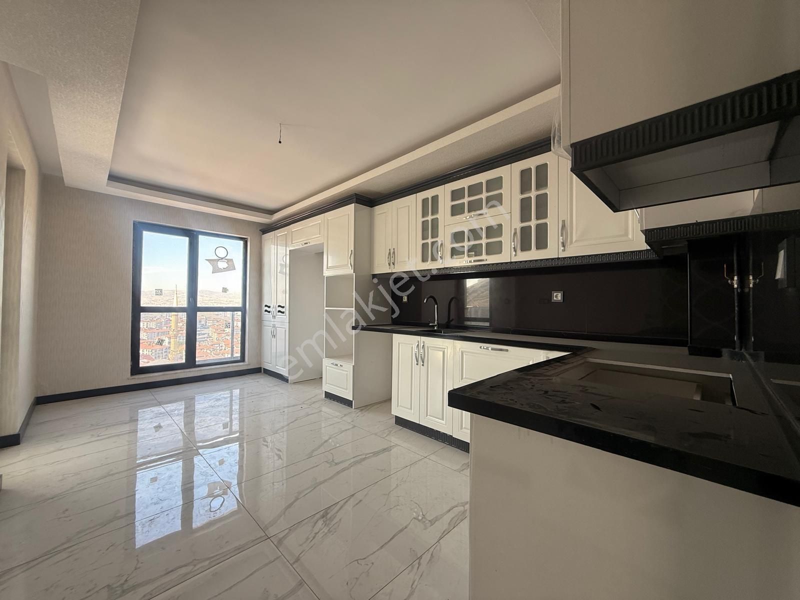 Rota'dan Cadde Üzeri Çift Bloklu Sitede13.kat 4+1 Giyinme Odalı