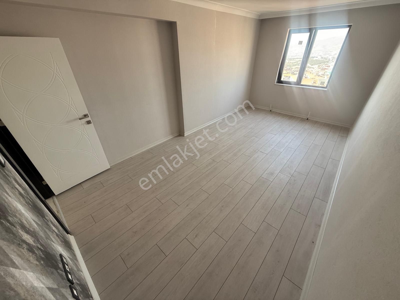 Rota'dan Cadde Üzeri Çift Bloklu Sitede13.kat 4+1 Giyinme Odalı - Görsel 5