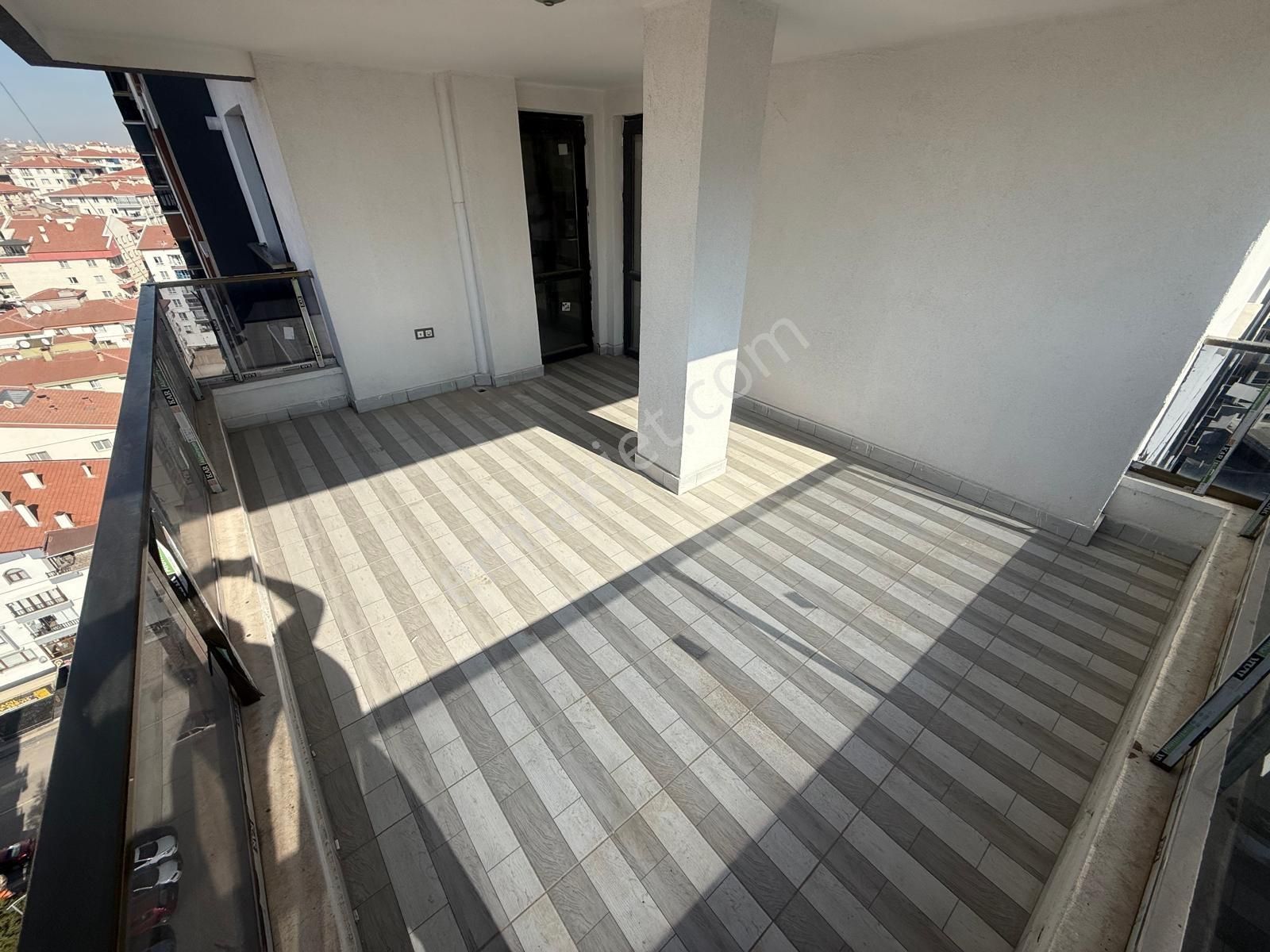 Rota'dan Cadde Üzeri Çift Bloklu Sitede13.kat 4+1 Giyinme Odalı - Görsel 3