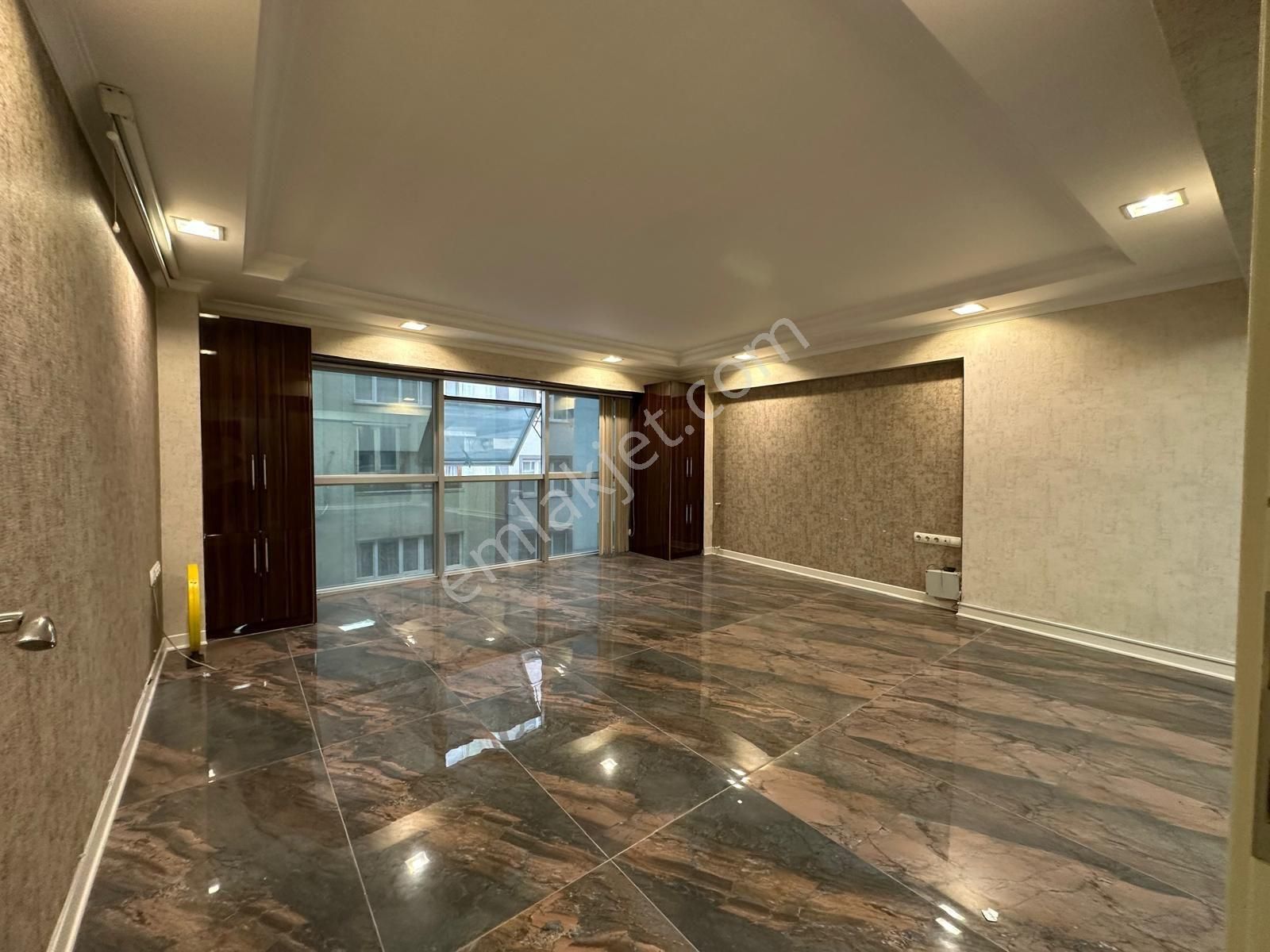 Evim-nur'dan Pazar Mah. 1+1 2.kat Özel Yapım Asansörlü Caddeye Cephe Plaza Katı-ofis