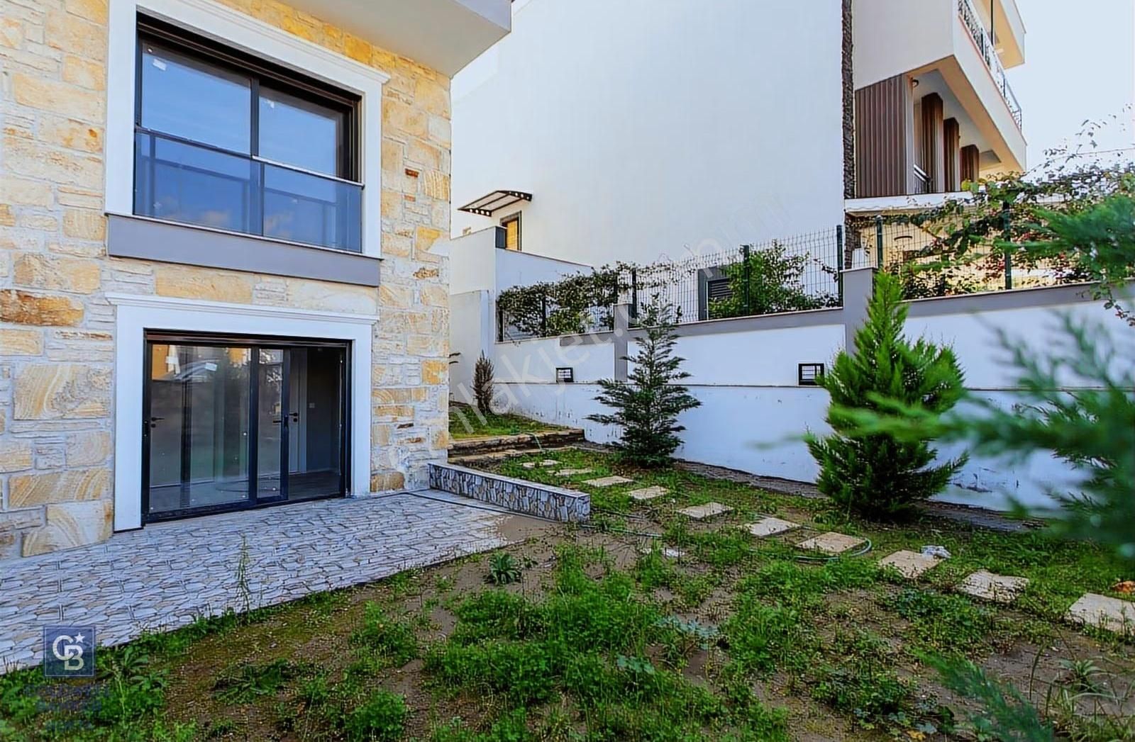 Yenifoça Mustafa Kemal Atatürk Mah. Satılık 4+1 Villa - Görsel 3