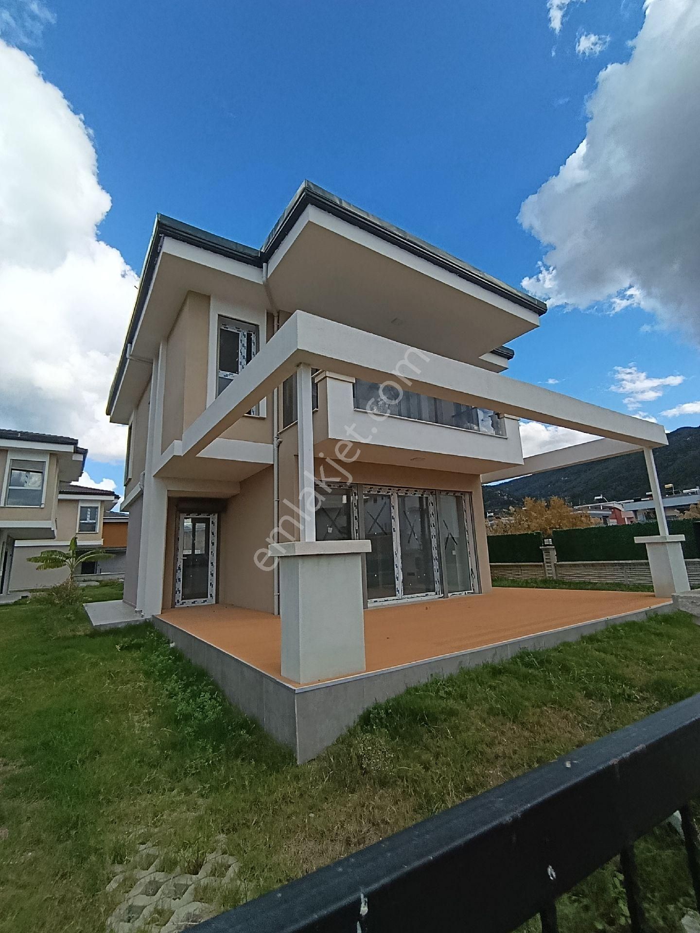 Kuşadasında Denize Yakın Butik Sitede Sıfır