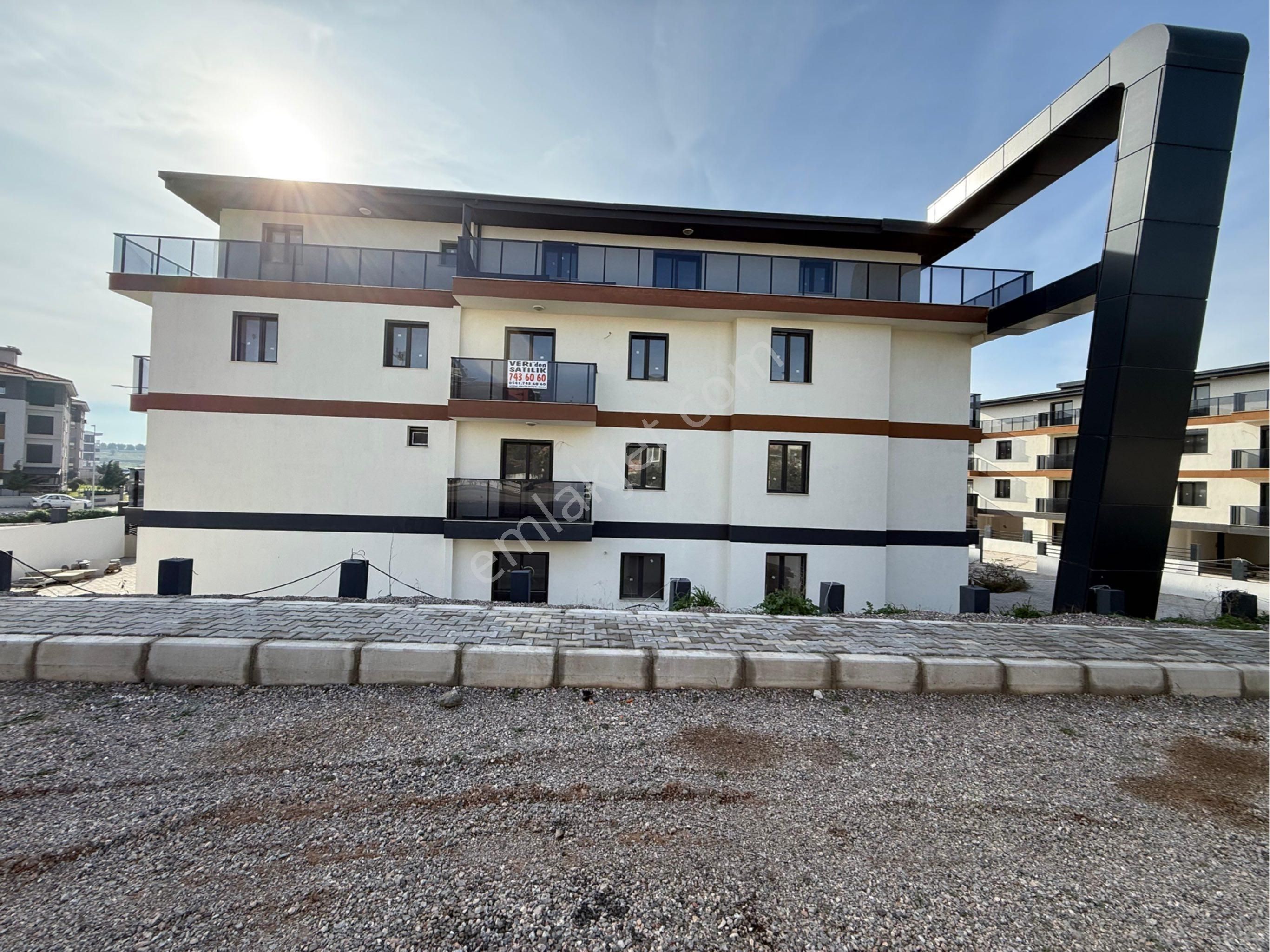 Seferihisar Çolakibrahim Bey’de Site İçinde Satılık 1+1 Daire