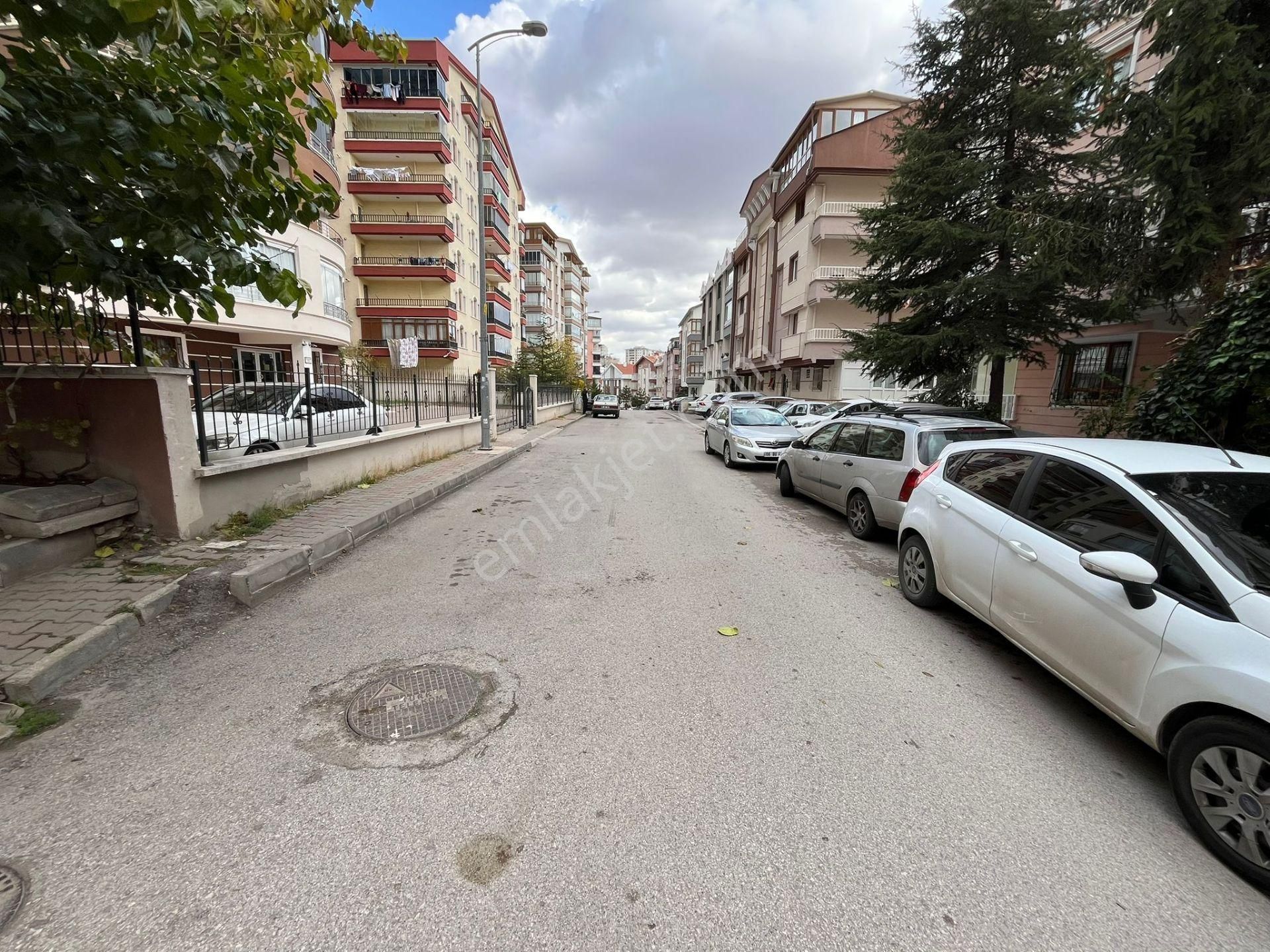 Relax'tan Ayvalı Pazar Yeri Yakını Genç Bina Asansörlü 2.kat Ön - Görsel 16