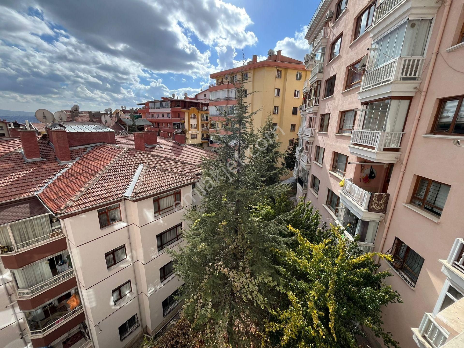 Relax'tan Ayvalı Pazar Yeri Yakını Genç Bina Asansörlü 2.kat Ön - Görsel 9
