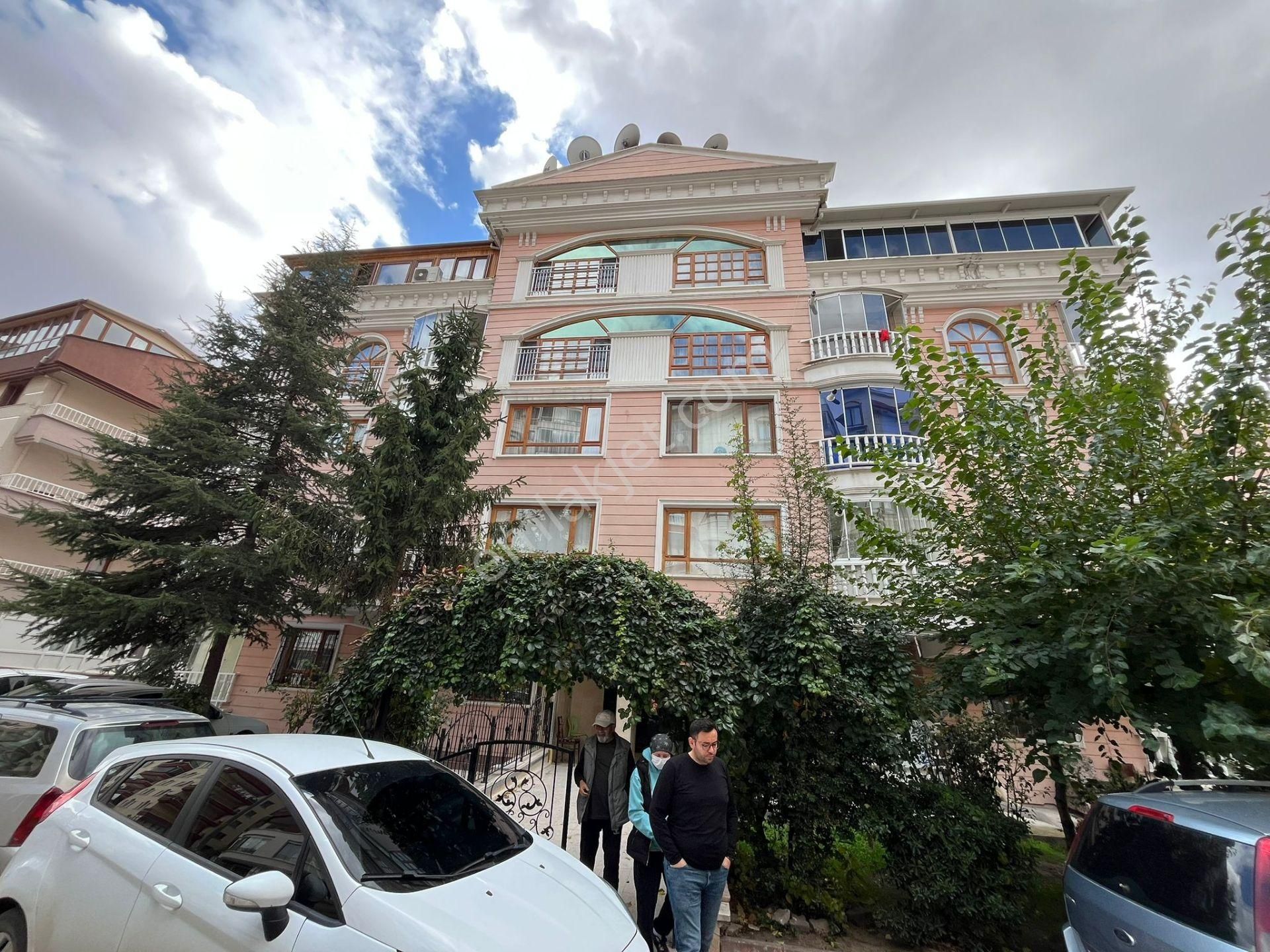 Relax'tan Ayvalı Pazar Yeri Yakını Genç Bina Asansörlü 2.kat Ön