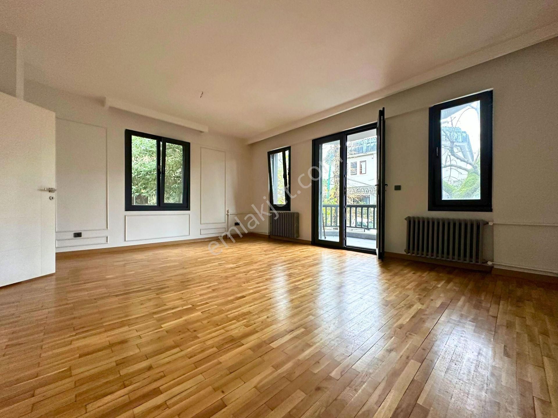 Emirgan'da 3 Katlı Müstakil Villa. Özel Havuzlu, Bahçeli. - Görsel 12