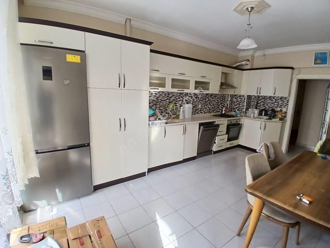 Akçay Emlak'tan Akşehir İstasyon Mahallesi Budak Market Civarı Asansörlü Ara Kat Kiralık 3+1 Daire