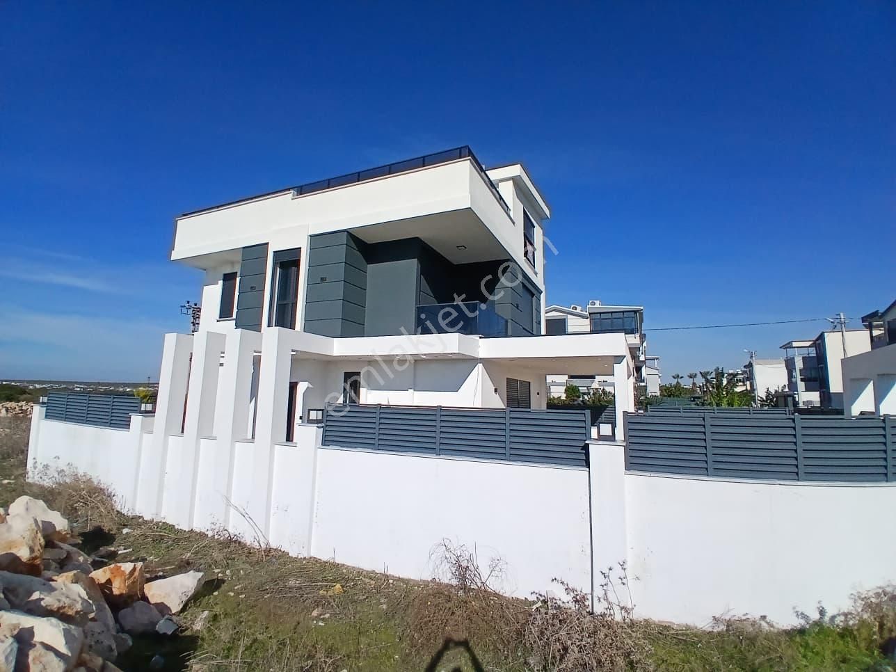 Didim Efeler Mah 3+1 Havuzlu Satılık Tam Müstakil Villa
