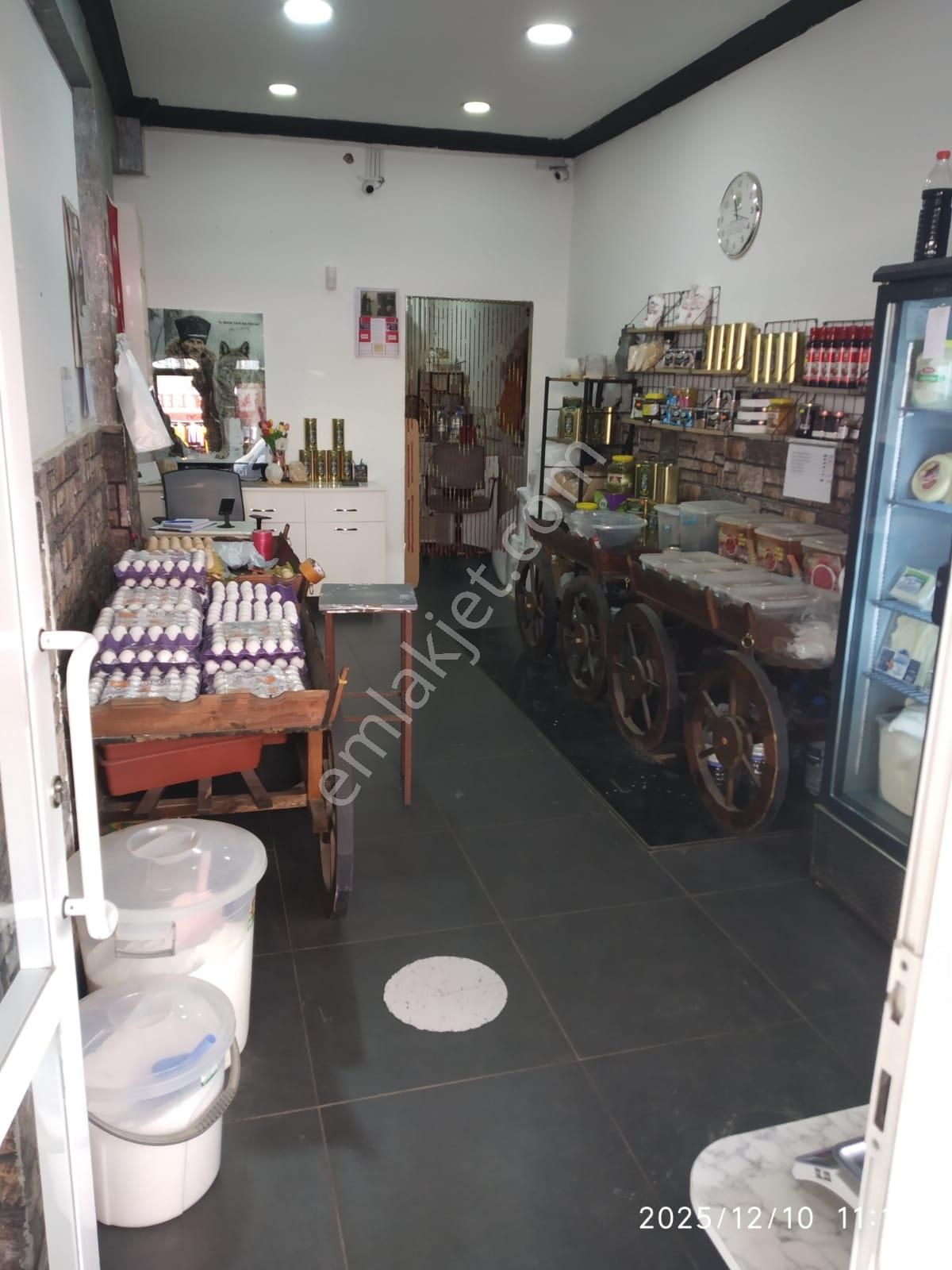 Demetevler Ana Cadde Üzerinde 53 M2 (25 Giriş+28 Depo) Net Kullanım Alanlı Satılık Dükkan