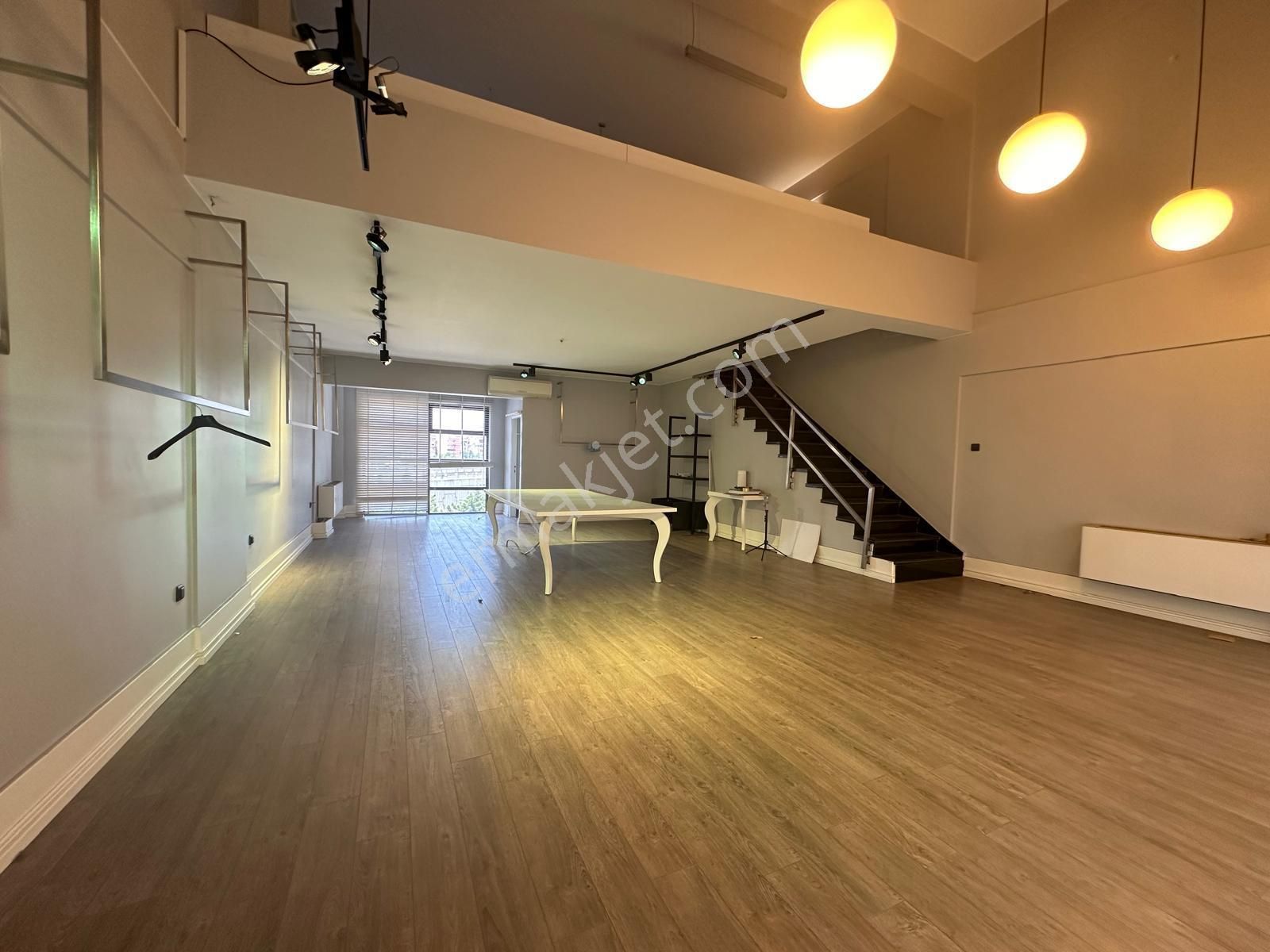 Em-of Emlak'tan Lüks Eşyalı Modern Mimarili'li Kiralık Ofis