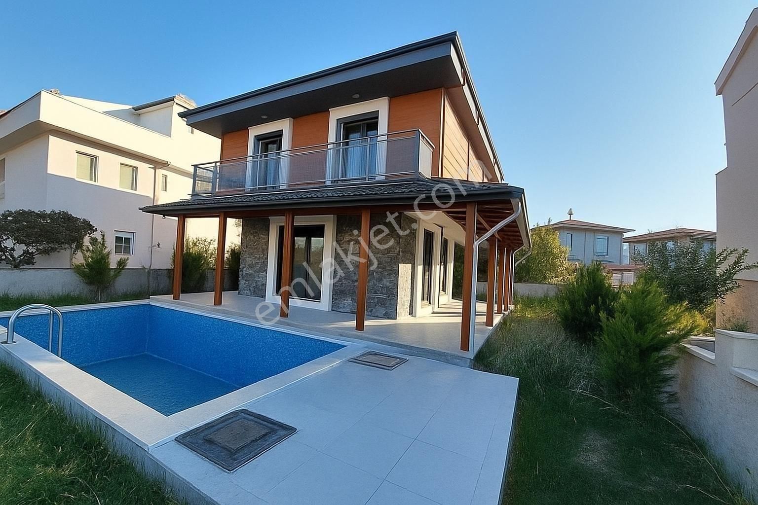 Kuşadası Guzelcamlida 3+1 Mustakil Parsel Arsalı Villa