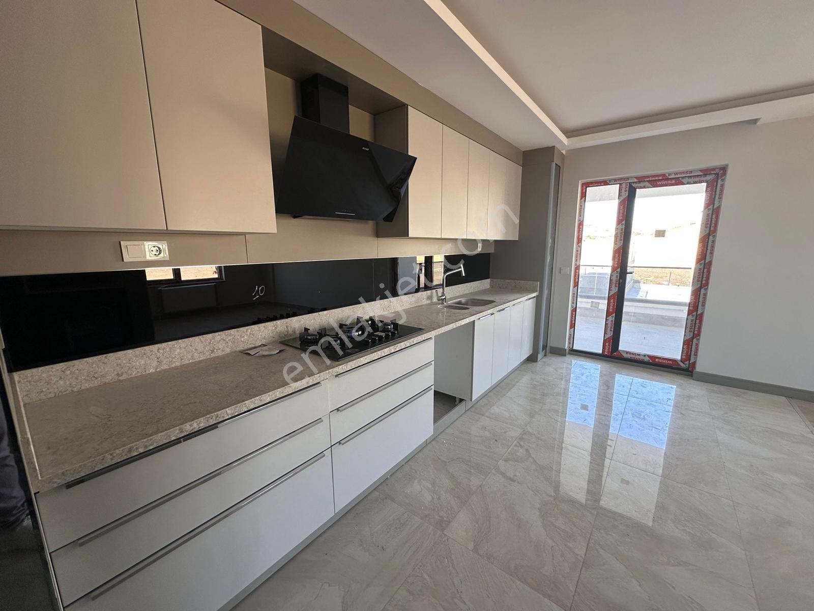 Yuvaköy'de Ultra Lüks Yapılı Kilerli 4,5+1 Satılık Daire