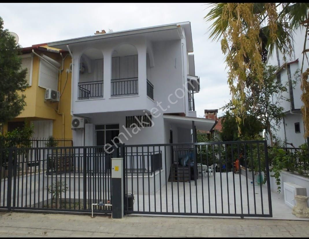 Kuşadası Kadınlar Denizi Bölgesinde Satılık 3 Katlı Tribleks