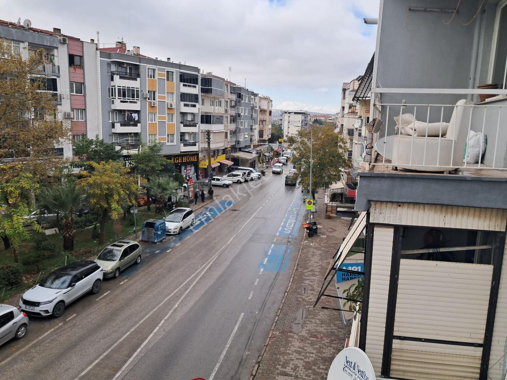 Buca Şirinyer Valirahmibeymahallesinde//forbest'de Cadde Üzeri//filheykelleri Yakını//arakat 2+1 Da