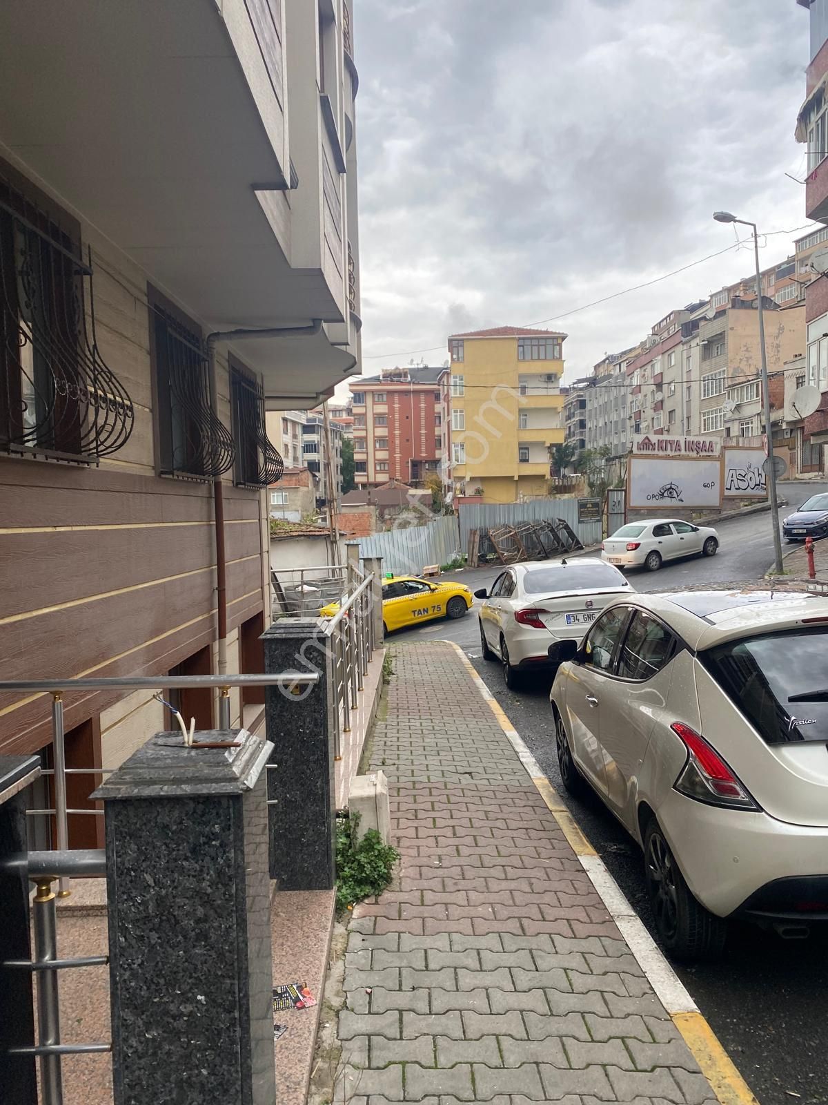 Pazariçi Toprak Sokak Da Satılık 3+1 Daire