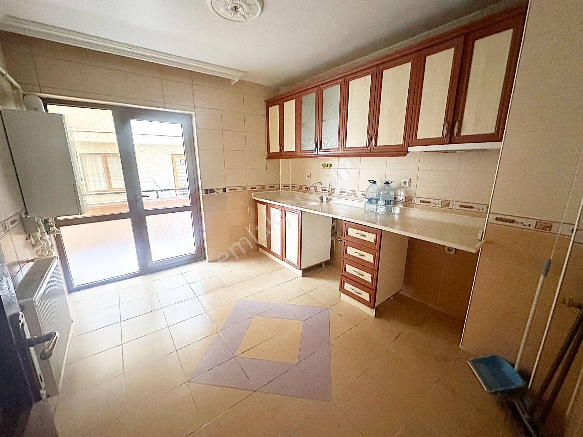 Cihandan Güventepe Mahallesinde Cadde Paraleli Katta Kiralık - Görsel 2