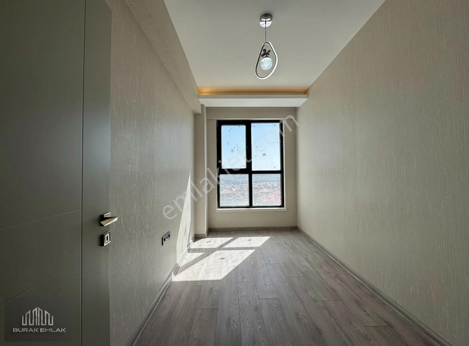 Burak'tan Çift Bloklu Lüks Sitede Giyinme Odalı Sıfır 2+1'ler - Görsel 2