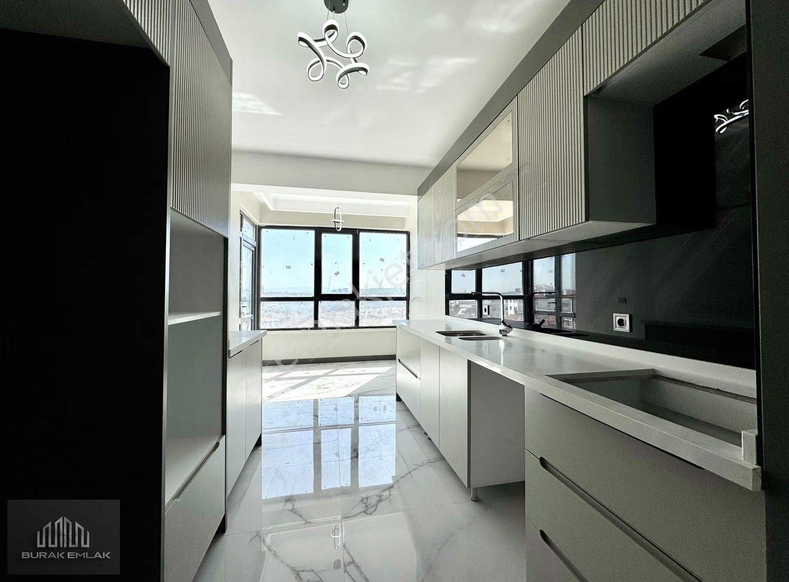 Burak'tan Çift Bloklu Lüks Sitede Giyinme Odalı Sıfır 2+1'ler - Görsel 3