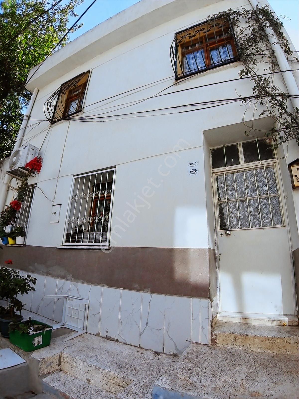 Konak Eşrefpaşa'da//2katlı Hisse Tapulu//80+80=160m2/2katlı3+1ev