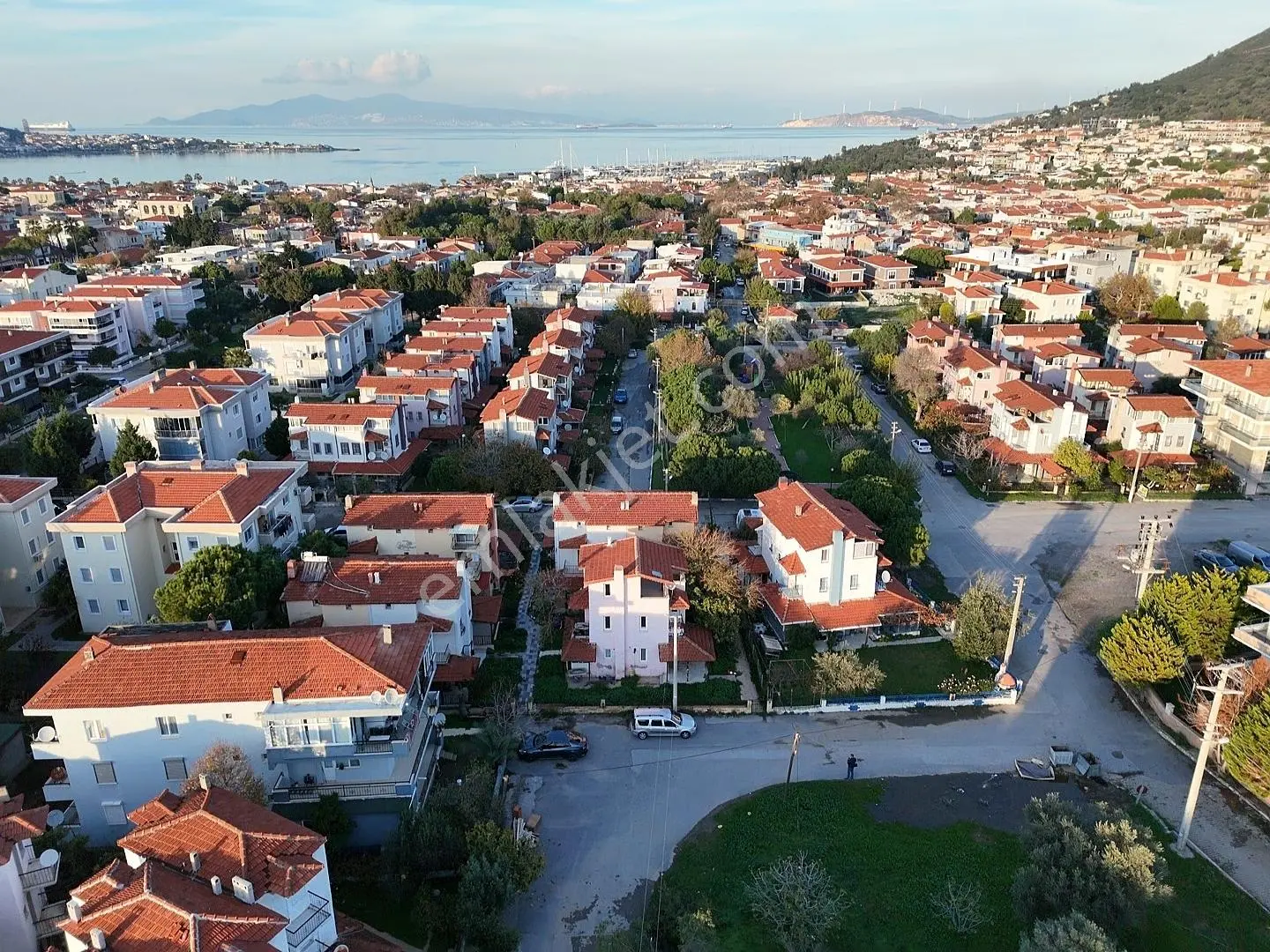 Yenifoça Merkezde Tam Müstakil, Bahçeli Satılık Tripleks Villa - Görsel 2