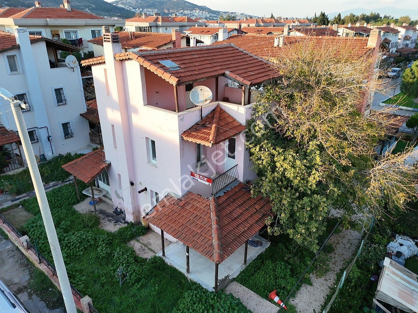 Yenifoça Merkezde Tam Müstakil, Bahçeli Satılık Tripleks Villa - Görsel 2