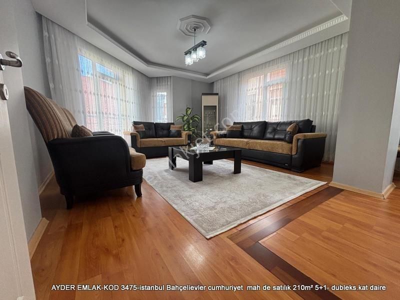 İstanbul Bahçelievler Cumhuriyet Mah De Satılık 210m² 5+1- Dubleks.kat Daire