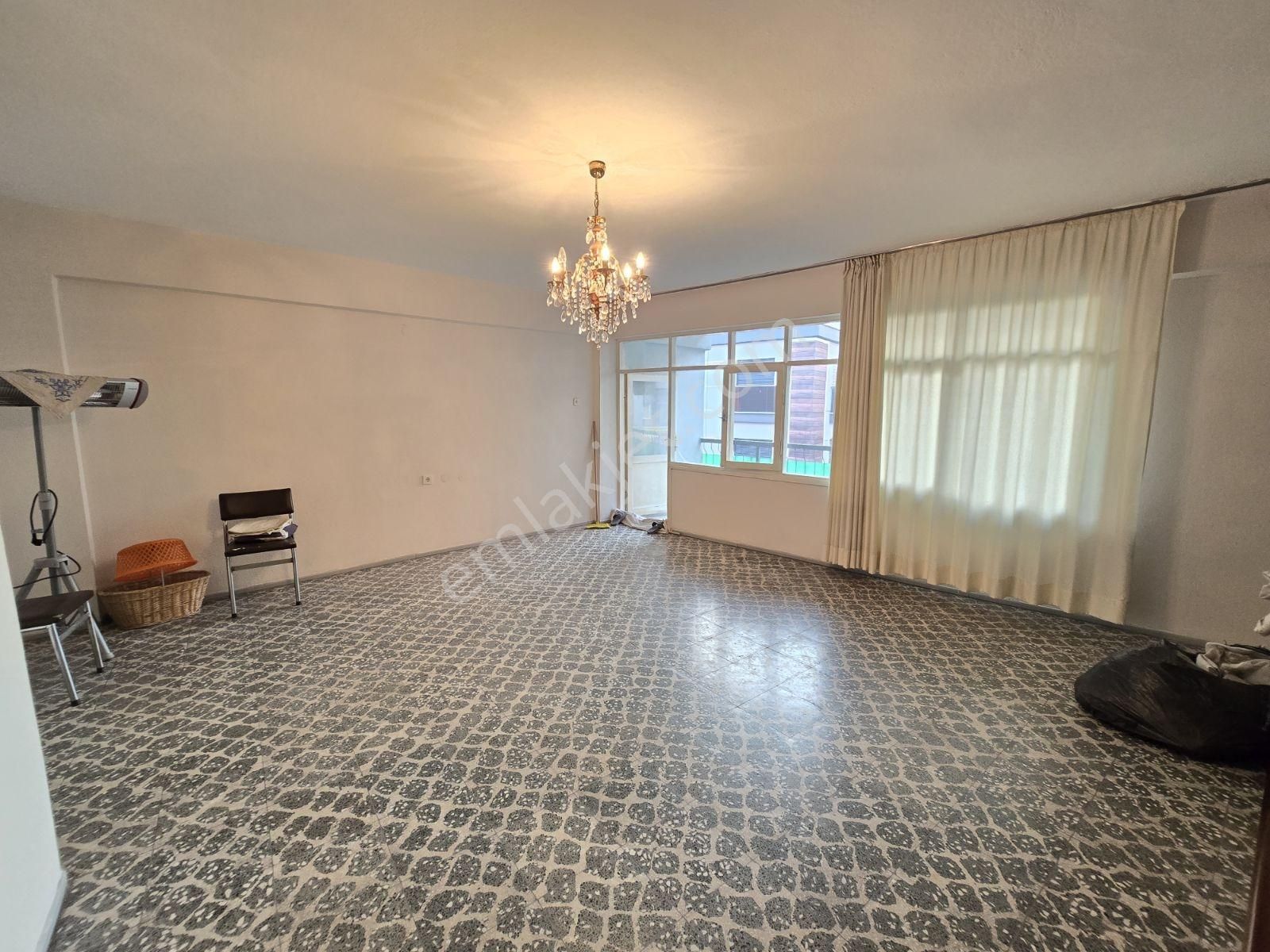 Uçan Emlak- Hastane Yakını, 3+1 130m2, Ara Kat, Çift Cephe, Boş - Görsel 13