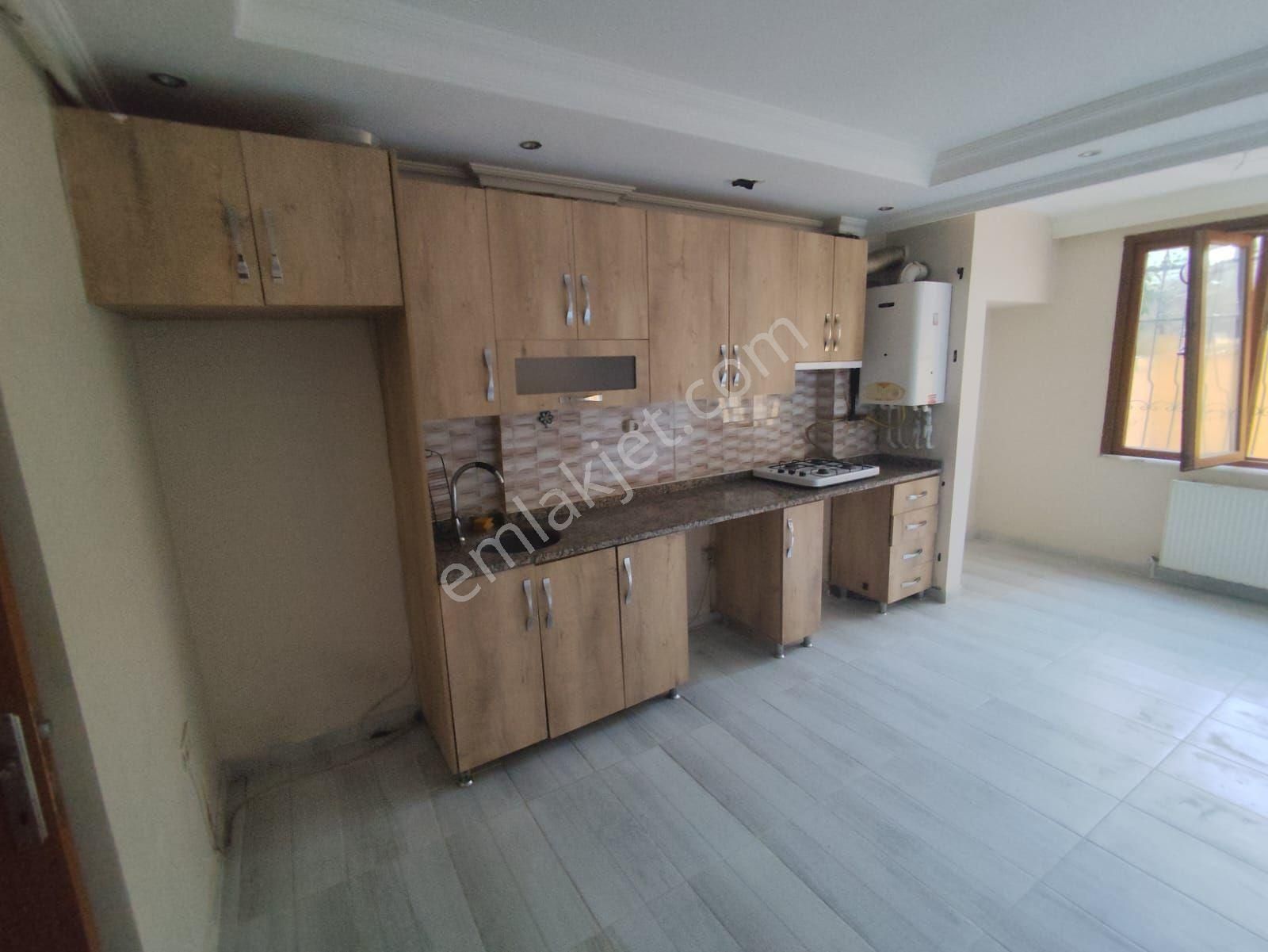 10 Yıllık Bına Kocamustafapaşa Yedısehıtler Sok Çıftcephe Bahçeli 1+1 Satılık Daire - Görsel 2