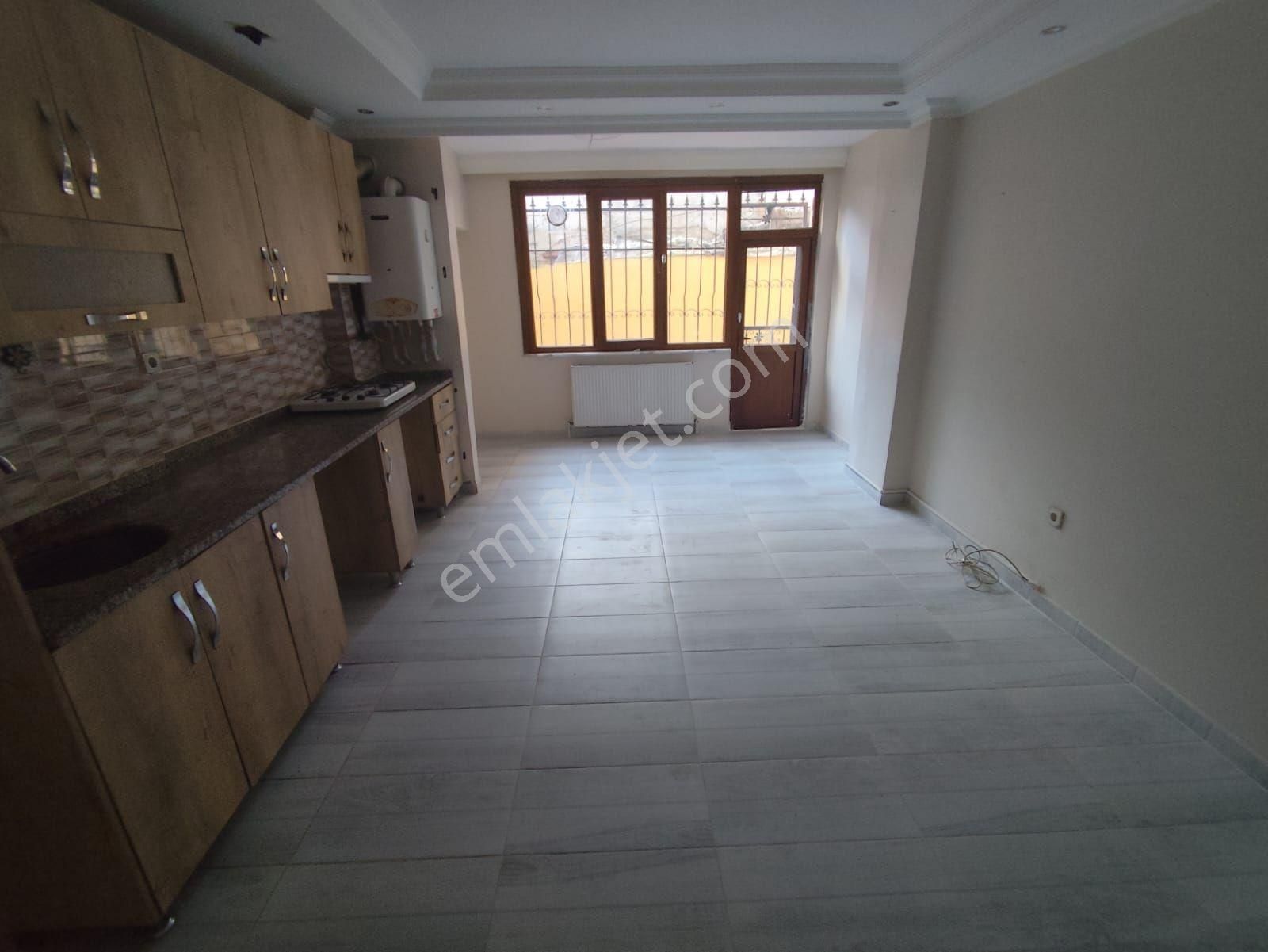 10 Yıllık Bına Kocamustafapaşa Yedısehıtler Sok Çıftcephe Bahçeli 1+1 Satılık Daire - Görsel 3