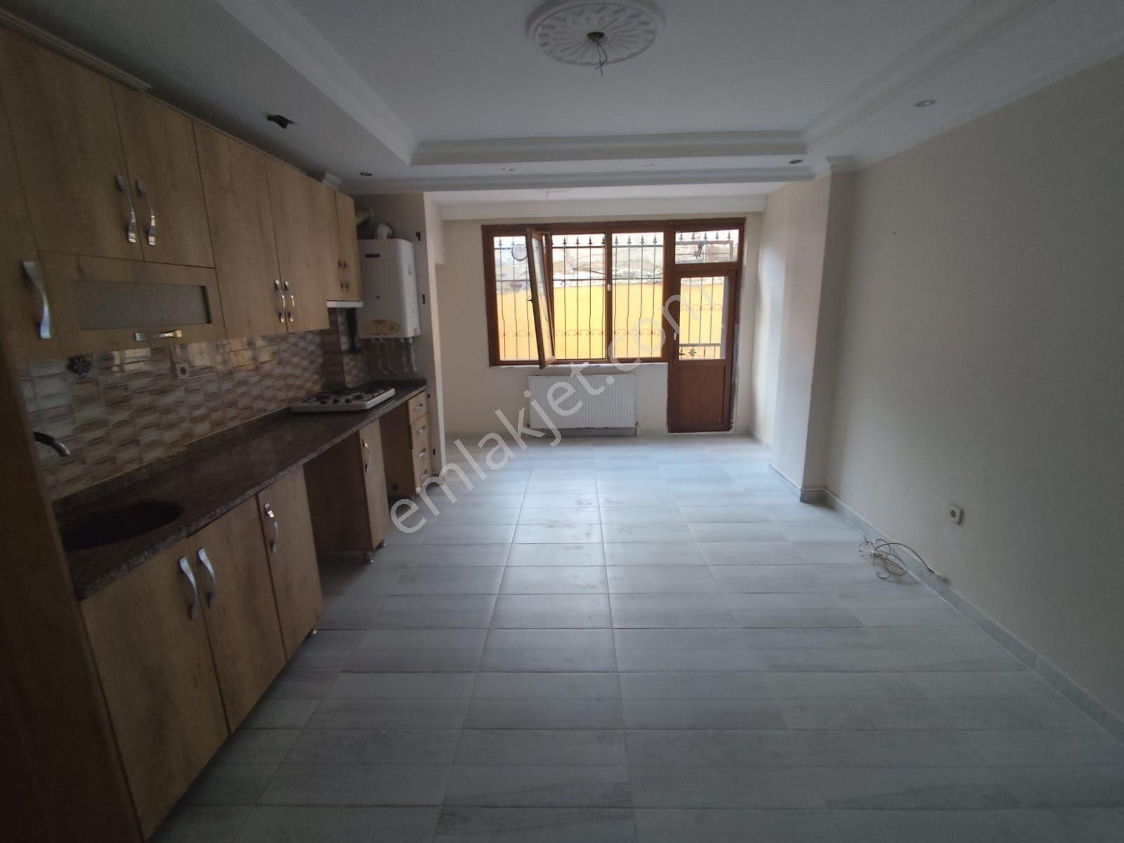 10 Yıllık Bına Kocamustafapaşa Yedısehıtler Sok Çıftcephe Bahçeli 1+1 Satılık Daire