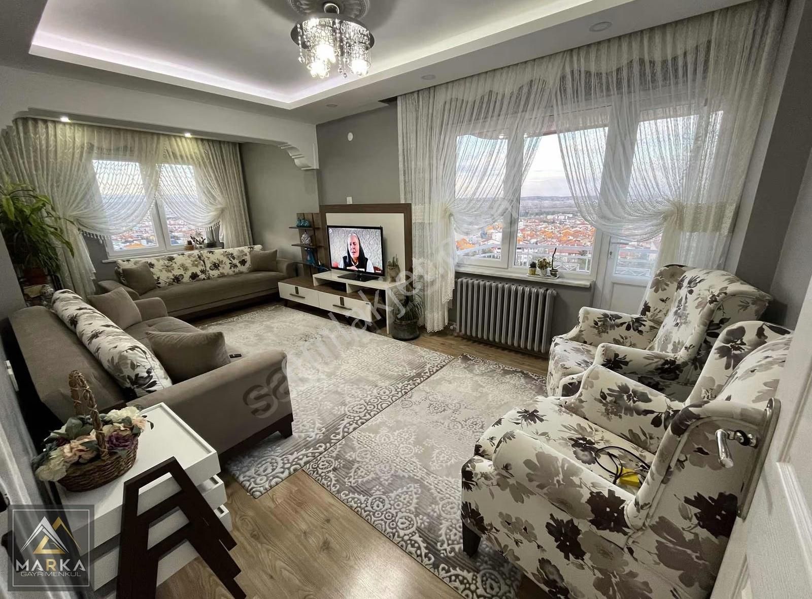 Marka'dan Atakent'te İçi Ful Yapılı Arakat Cadde Üstü 3+1 Daire