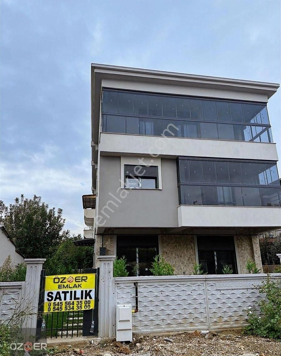 Öz-er Gayrimenkul'den Satılık Tripleks Villa