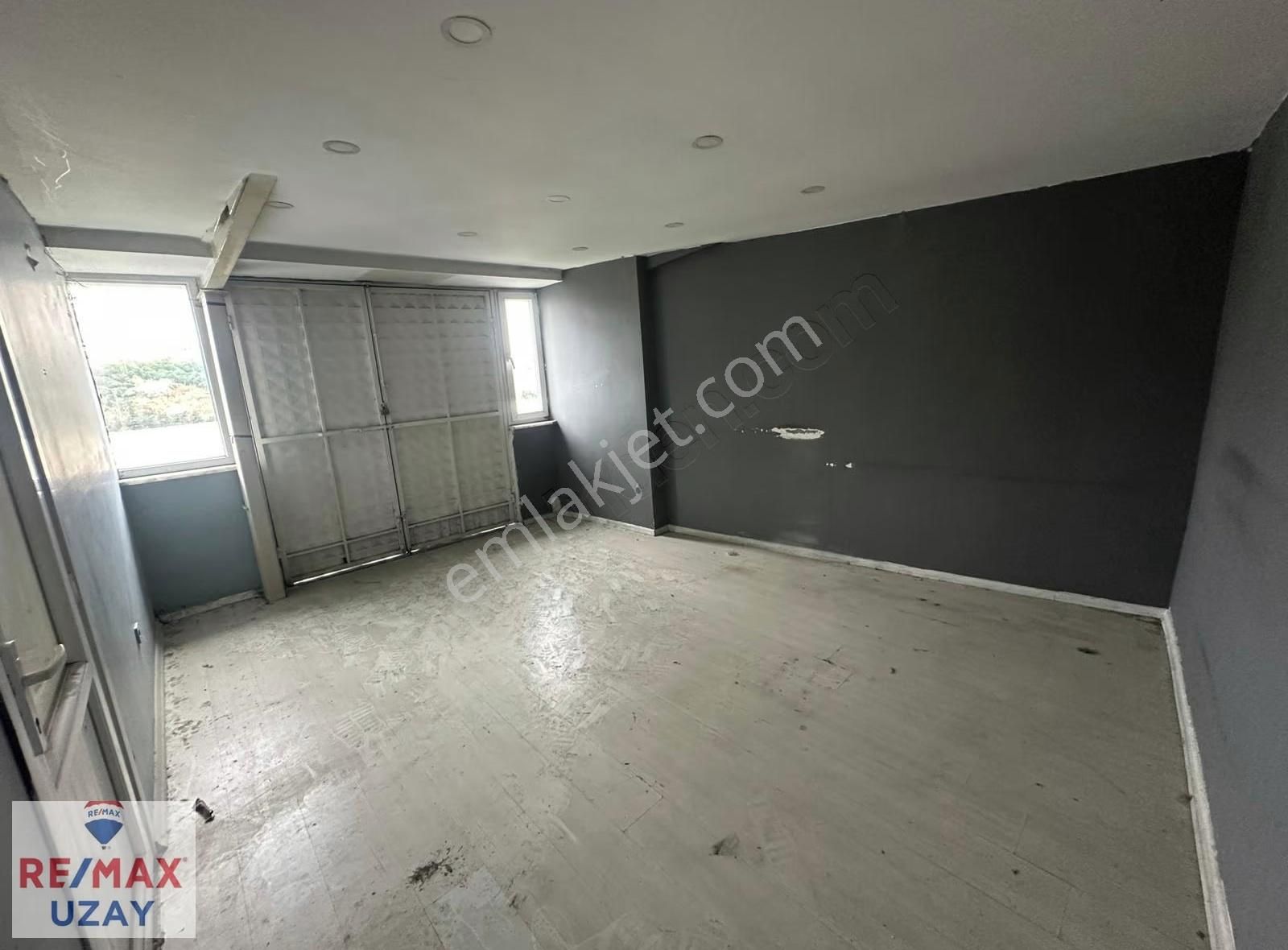 Uğur Mumcuda 700 M² Geniş Kullanım Alanlı, 3 Bölümlü İş Yeri - Görsel 3