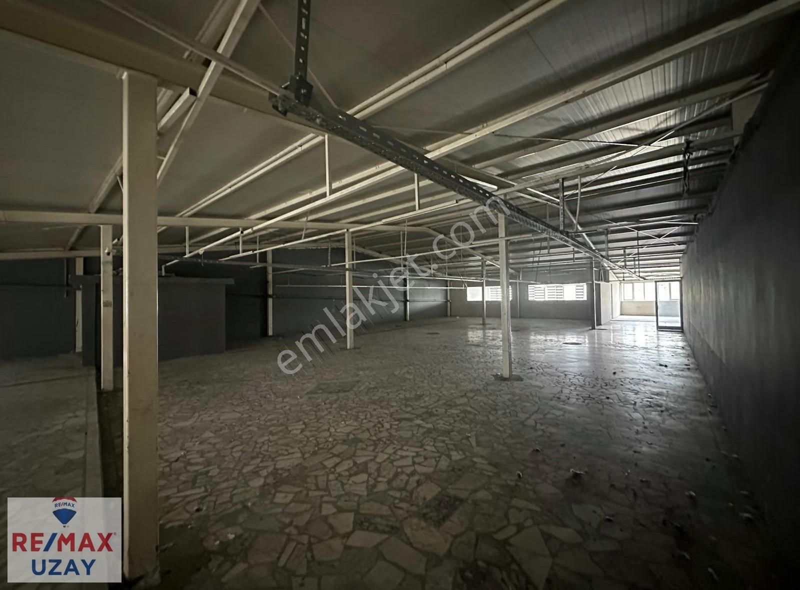 Uğur Mumcuda 650 M² Geniş Kullanım Alanlı, 2 Bölümlü İş Yeri - Görsel 3