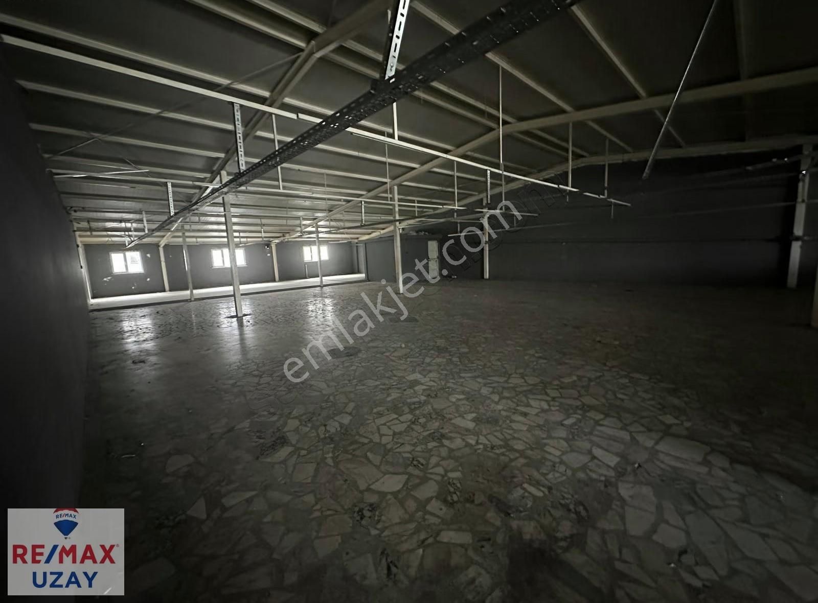 Uğur Mumcuda 650 M² Geniş Kullanım Alanlı, 2 Bölümlü İş Yeri - Görsel 8