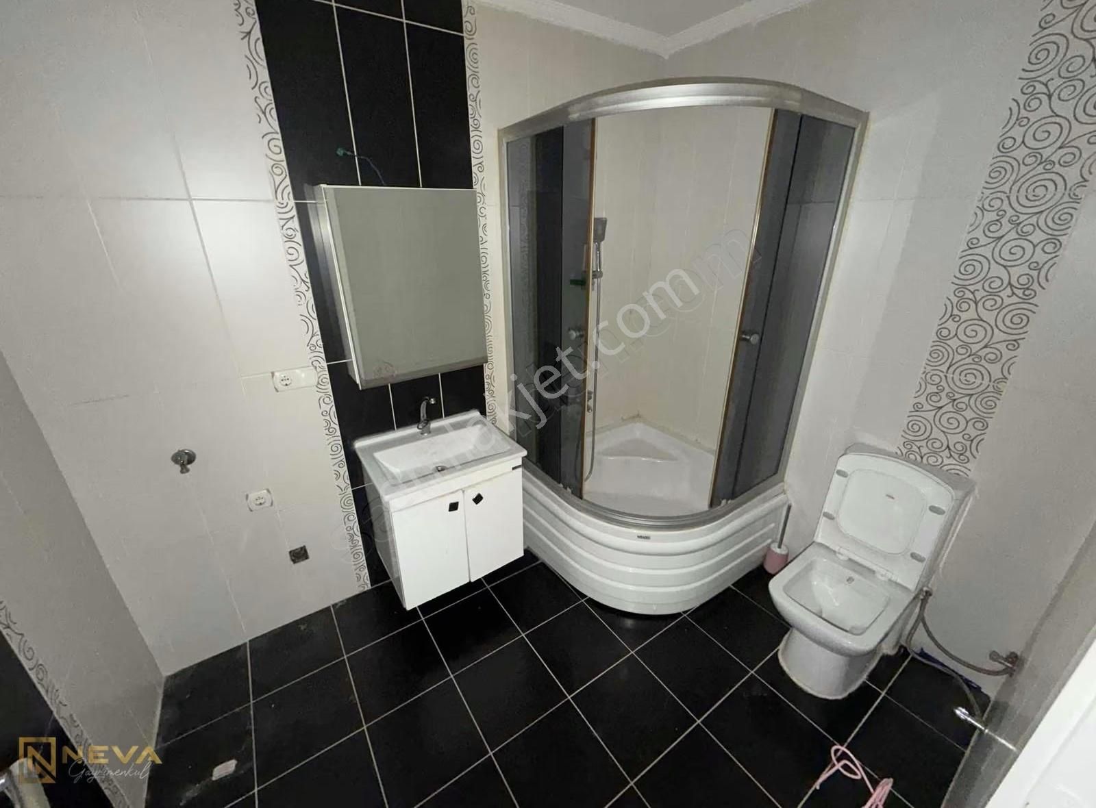 Serdivan 32 Evler Mah'de Satılık Garajlı 3+1 Daire