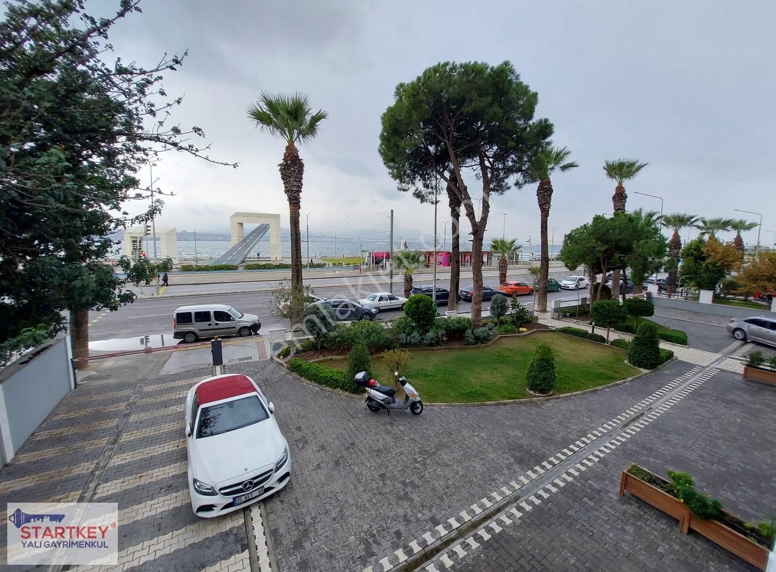 Karşıyakada Yeni Bina Deniz Manzaralı Kiralık 2+1 Yalı Dairesi