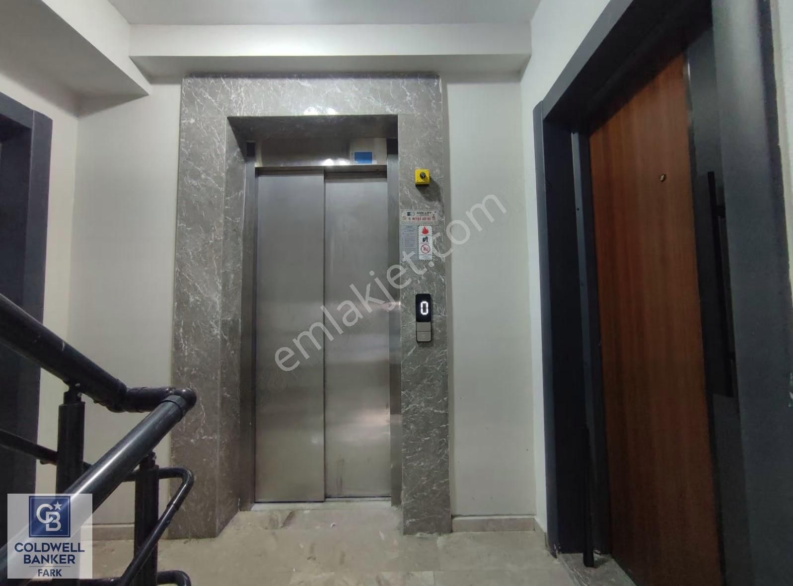 Ayvalık'ta Merkezi Konumda Full Eşyalı Satılık Sıfır 2+1 Daire - Görsel 14