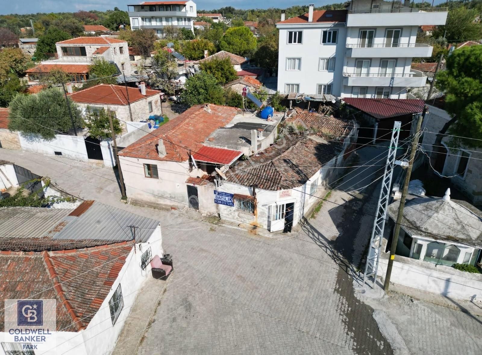 Ayvalık Mutlu Köy'de Müştemilatlı Satılık Müstakil Ev Ve Arsa.