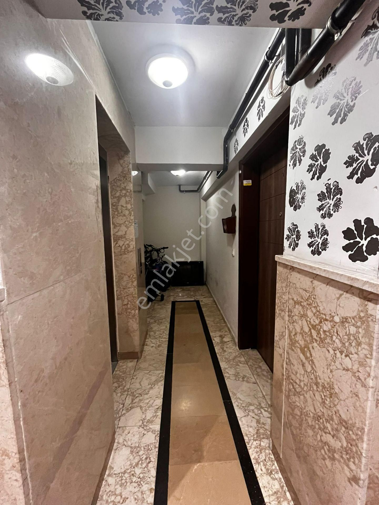 Çiğli Maltepe'de Geniş Kapalı Balkonlu 3 + 1 Satılık Daire - Görsel 3