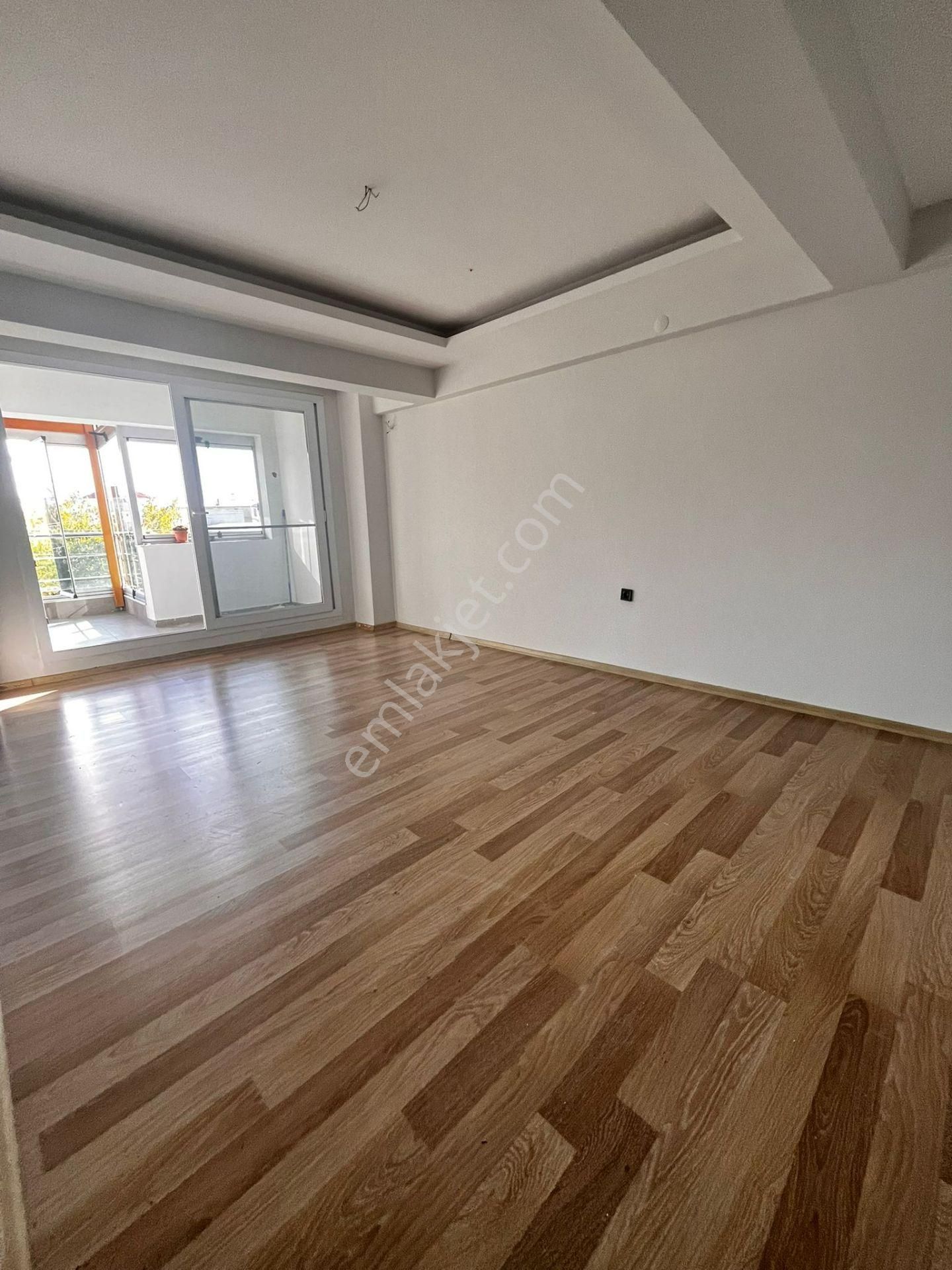 Çiğli Maltepe'de Geniş Kapalı Balkonlu 3 + 1 Satılık Daire