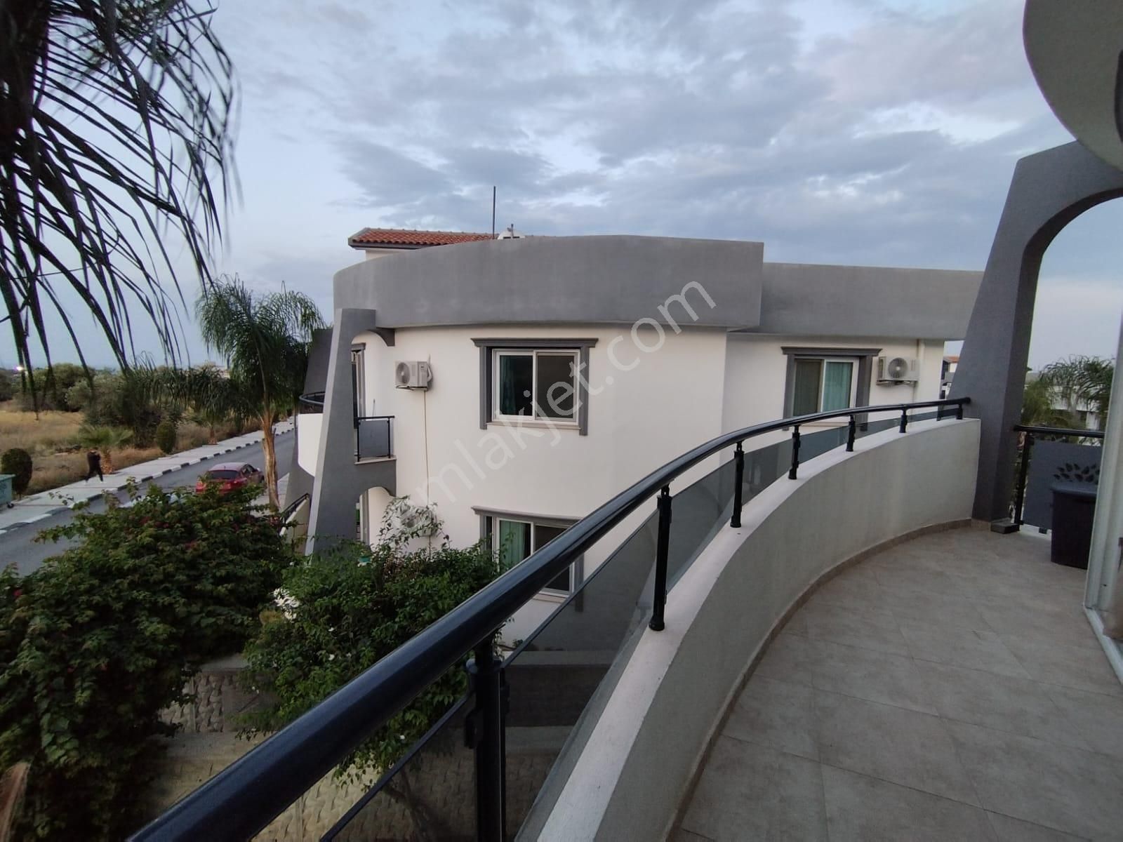 Girne Karaoğlanoğlu'nda Gaü'ye Ve Otellere Yakın Konumda Full Eşyalı Satılık 3+1 Daire !! - Görsel 21