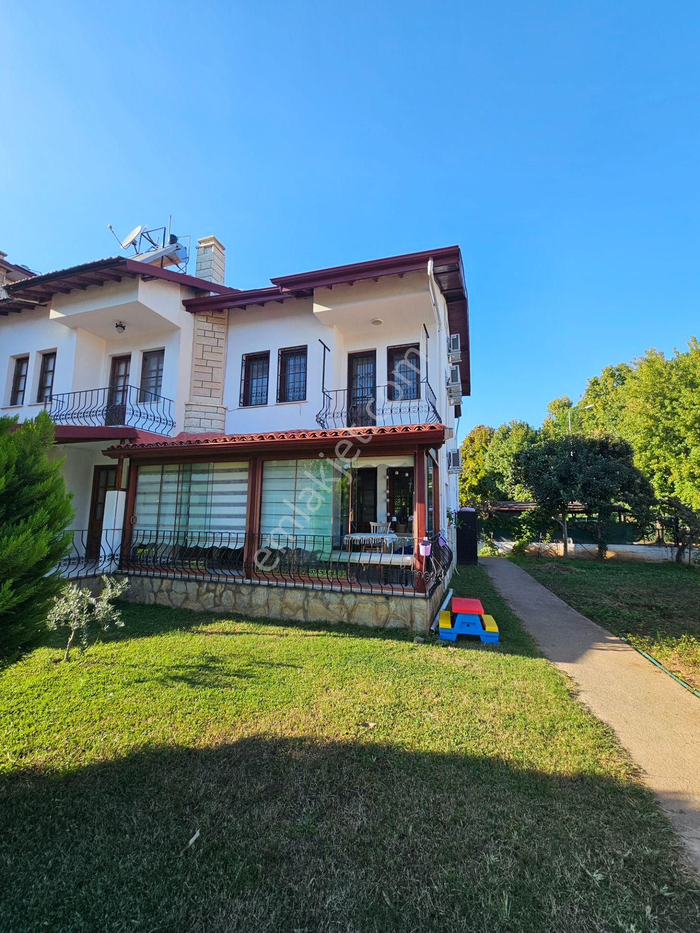 Goldhouse Dan Satılık Foça Mahallesinde Tribleks Köşe Villa