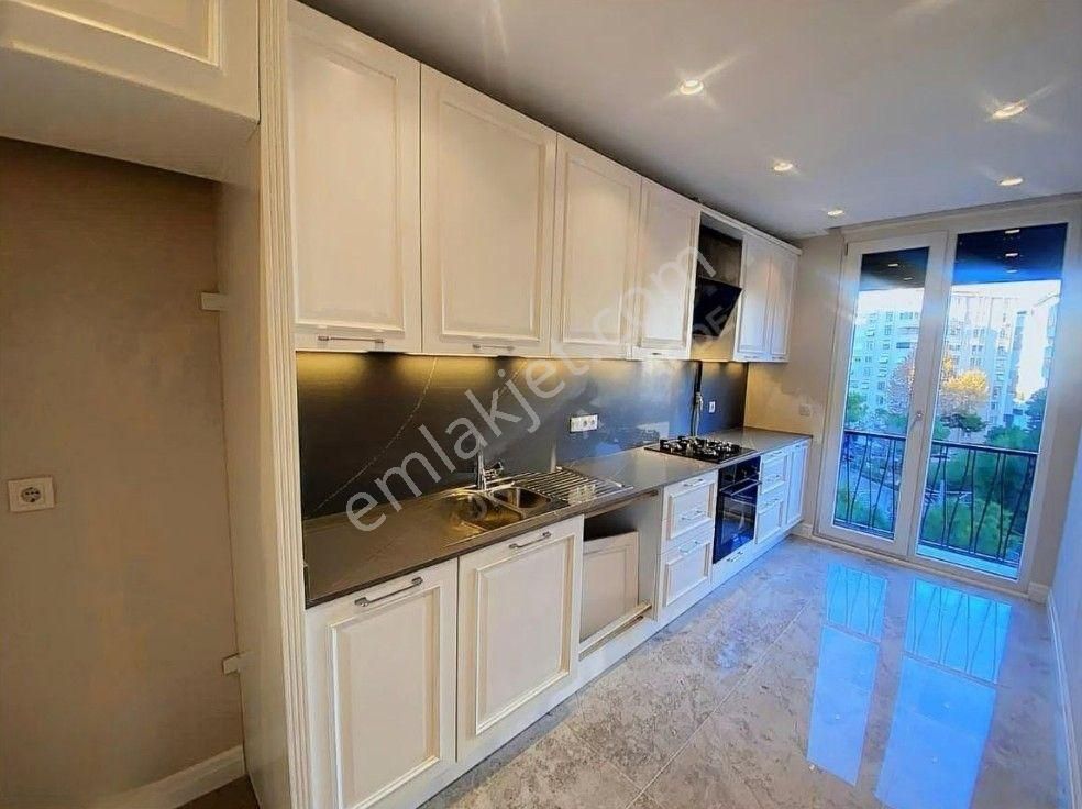 Erenköy Sıfır 107 M2 Net Ebeveyn Banyolu Güzel Konumda Satılık 3+1 Daire