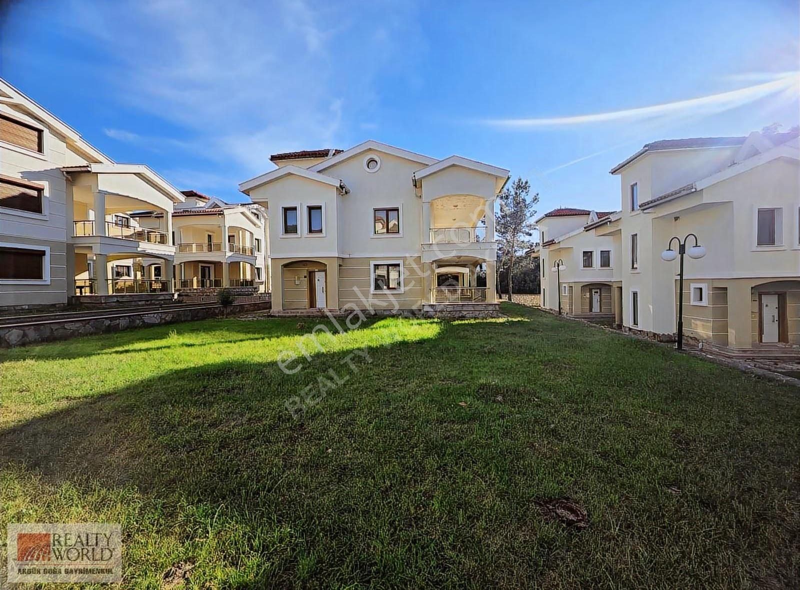 Didim Akbük'de Havuzlu Site İçinde Satılık Kelepir Villa