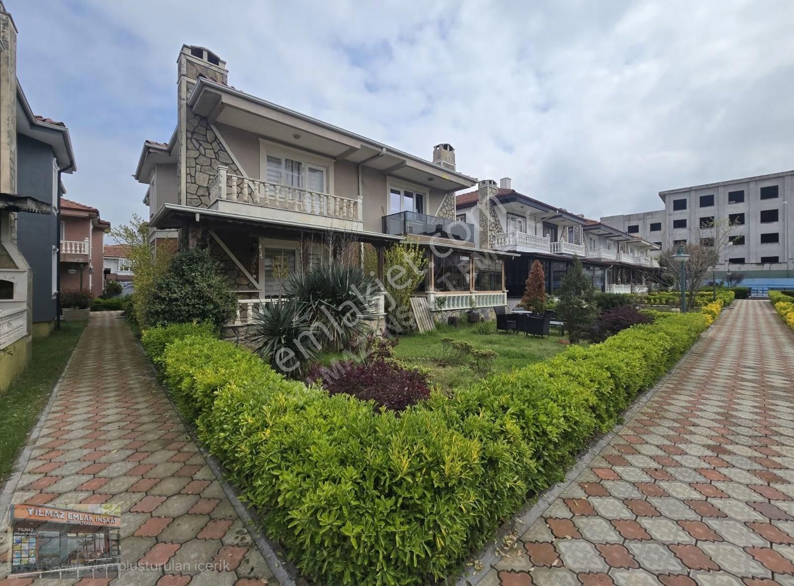 Denize Sıfır Site İçerisinde Müstakil Bahçeli Dublex Villa