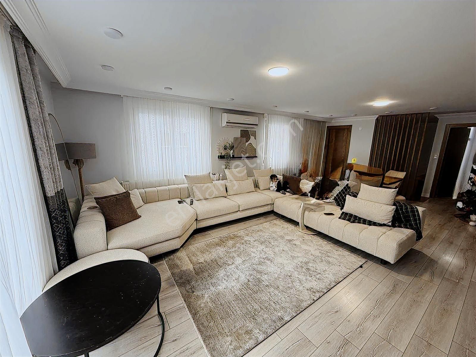 Seferihisar Camikebir Mah. Havuzlu Sitede 4+1 Tripleks Daire