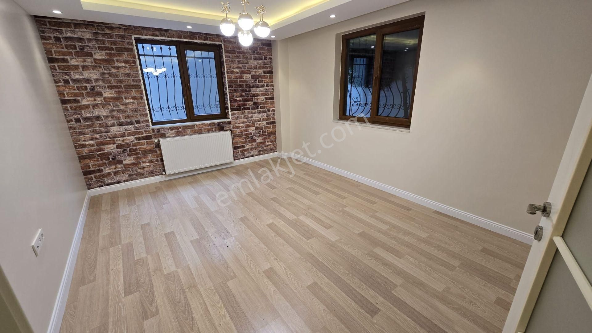 Beylikdüzü Yakuplu 2+1 Net 80 M² Müstakil Bahçe Kullanımlı İçi Yapılı Daire