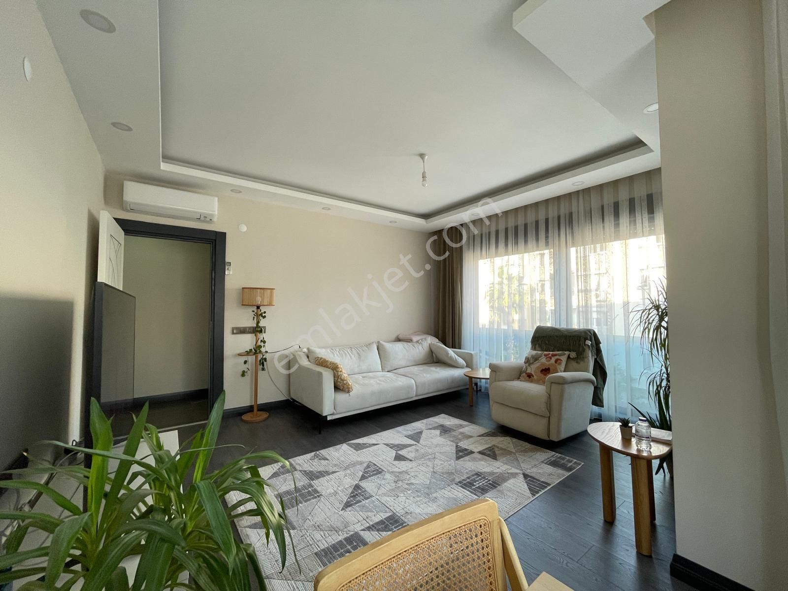 Zerdalilik 'te Cadde Üzeri Arakat Geniş 2+1